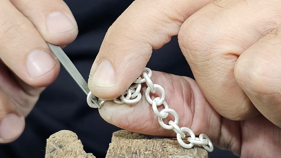 Mãos trabalhando nos elos de uma corrente