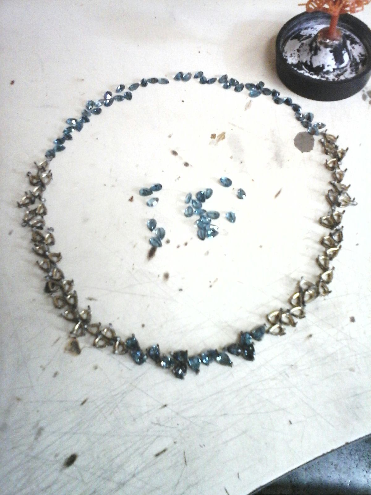 Colar com pedras azuis em processo