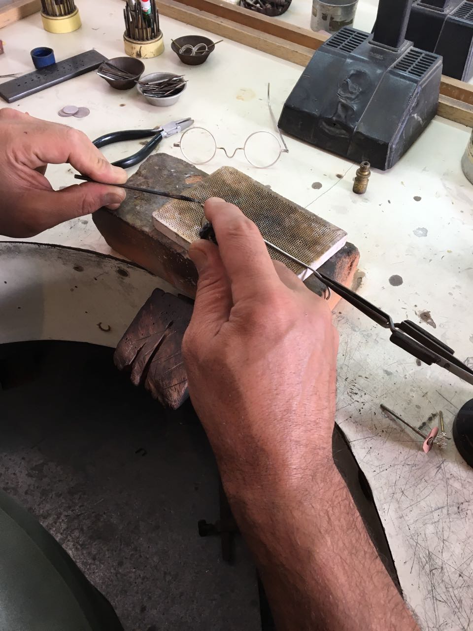 Trabalho manual de joalheria na bancada